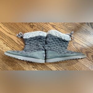 Skechers Australia Gray Knit Boots with Faux Fur Lining